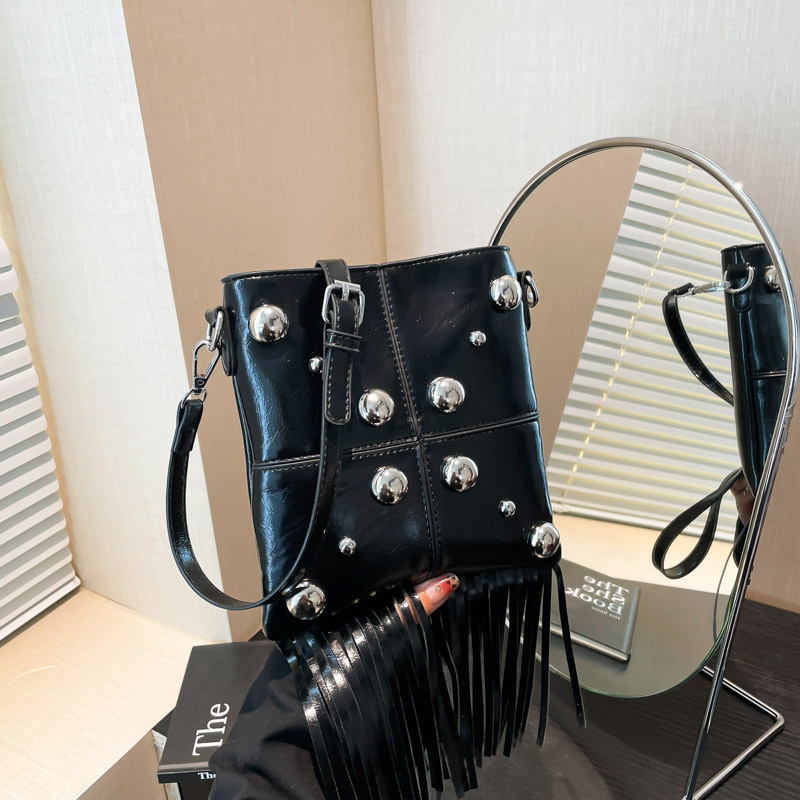 Umhängetasche für Damen ⎜ Trendige Schultertasche mit Nieten und Fransen für Festivals und Streetstyle