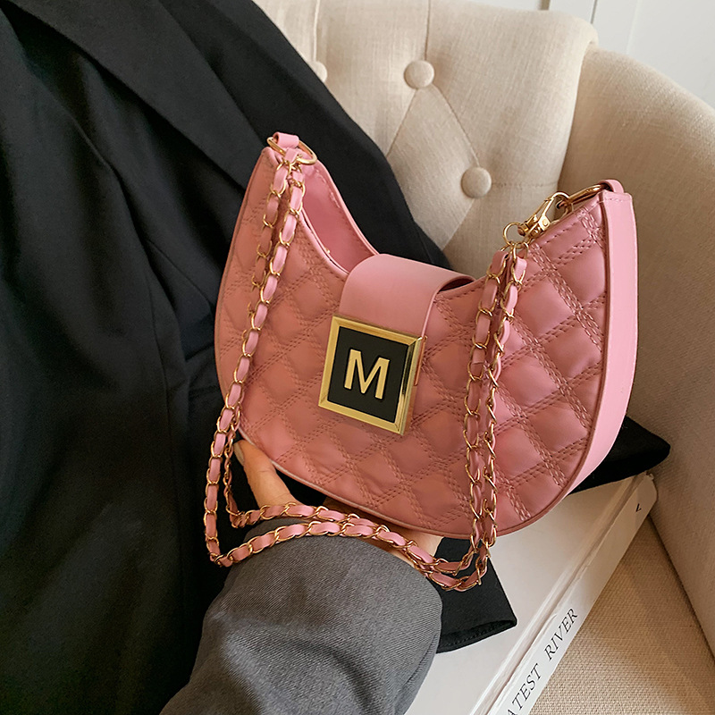 Schultertasche für Damen ⎜ Modische Kettentasche mit Rautenmuster und Halbmondform für Ausgehen und Alltag