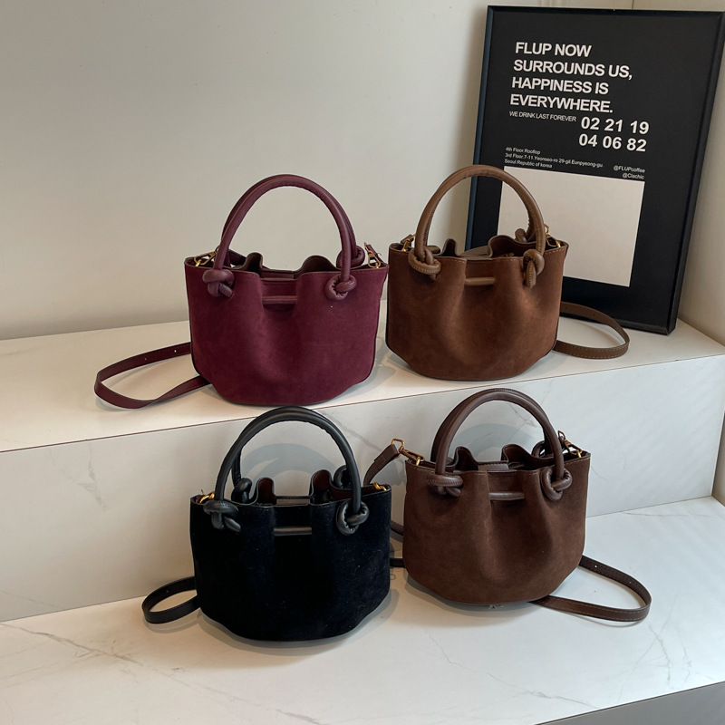 Crossbody Tasche im Vintage-Stil ⎜ Kleine Umhängetasche für Damen aus Weichem Wildleder mit Kurzgriff und Riemen