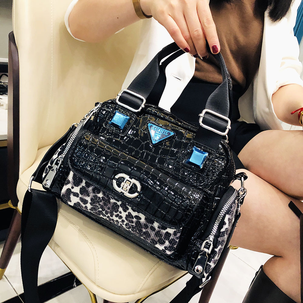 Umhängetasche für Damen ⎜ Glänzende Schultertasche mit Kroko-Prägung und Leopardenmuster für modische Auftritte