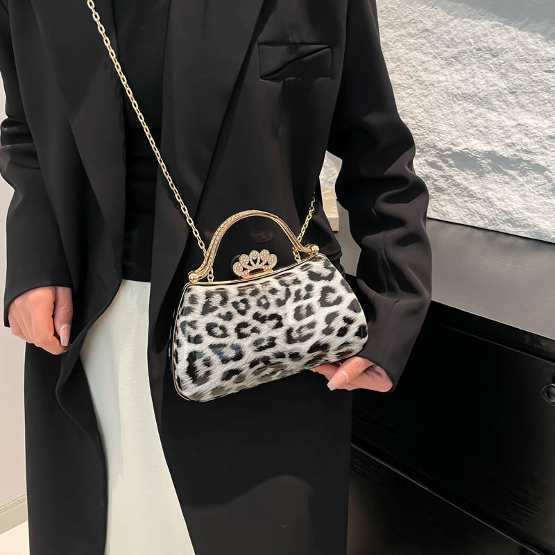 Abendtasche für Damen ⎜ Retro Clutch mit Leopardenmuster und Kettenriemen für elegante Auftritte