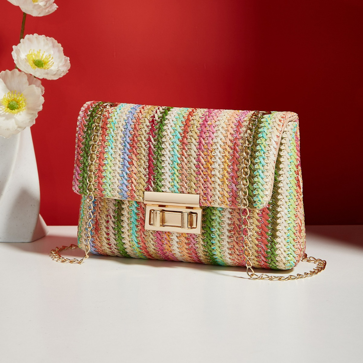 Umhängetasche für Damen ⎜ Bunte Strohtasche mit Kettenriemen und Schnappverschluss für Sommer und Freizeit