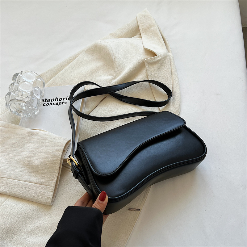 Umhängetasche für Damen ⎜ Schlichte Handtasche aus Kunstleder mit schickem Magnetverschluss