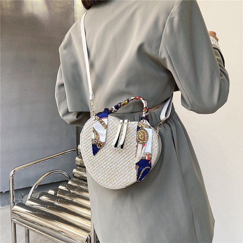 Umhängetasche für Damen ⎜ Runde Handtasche aus Stroh mit Seidenschal und Platz für Handy und Kleinigkeiten