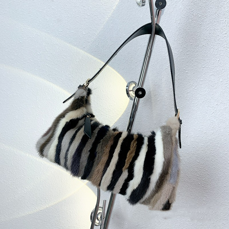 Kunstfell Schultertasche ⎜ Modische Tasche im gestreiften Design