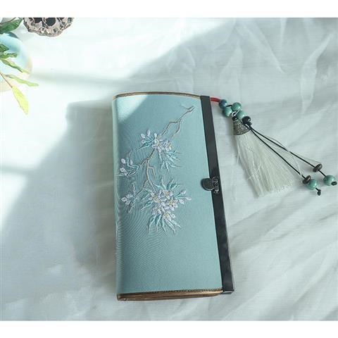Damen Clutch mit Stickerei ⎜ Künstlerische Geldbörse im Retro-Stil mit Metallrahmen und dekorativem Anhänger