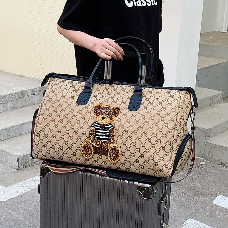 Reisetasche für Damen ⎜ Geräumige Sport- und Freizeittasche mit Tragegriffen und verspieltem Bärenmotiv