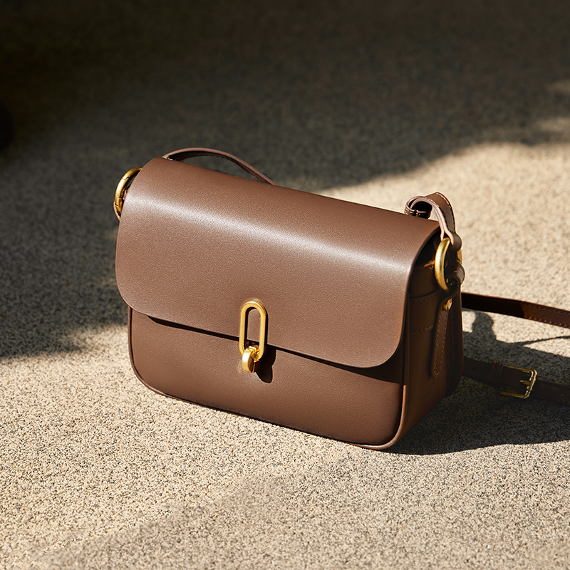 Umhängetasche für Damen ⎜ Klassische Ledertasche mit elegantem Verschluss für Büro und Alltag