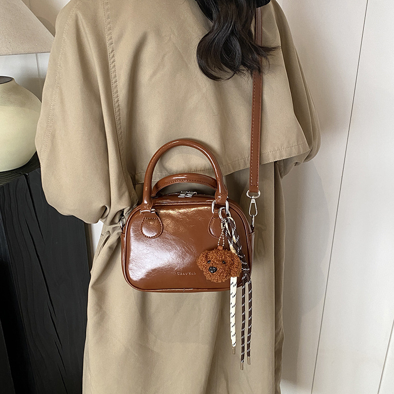 Damen Handtasche mit Umhängeriemen ⎜ Kompakte Schultertasche im eleganten Look für Alltag und Freizeit
