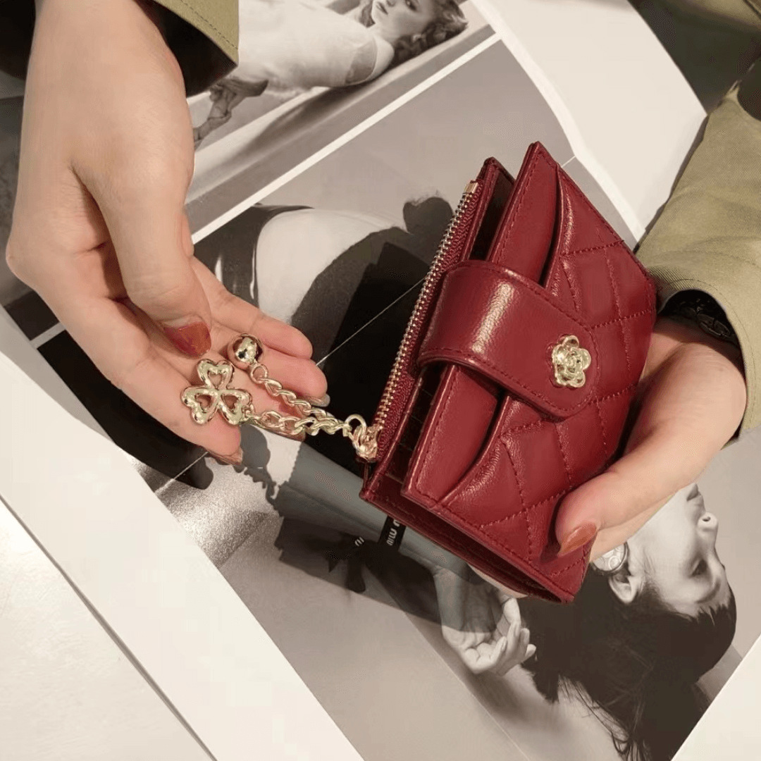 Damen Kurz-Geldbörse mit Steppung ⎜ Zweifach faltbare Brieftasche mit Zieranhänger und Druckknopfverschluss