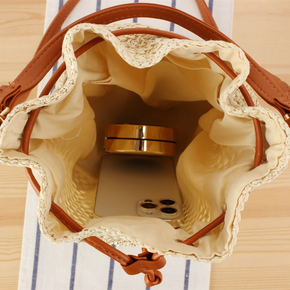 Damen Beuteltasche aus Strohgeflecht ⎜ Sommerliche Umhängetasche mit Kordelzug und verstellbarem Schulterriemen