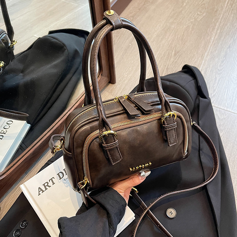 Umhängetasche für Damen ⎜ Retro Bowlingtasche mit Handgriff und Schulterriemen für Alltag und Ausgehen