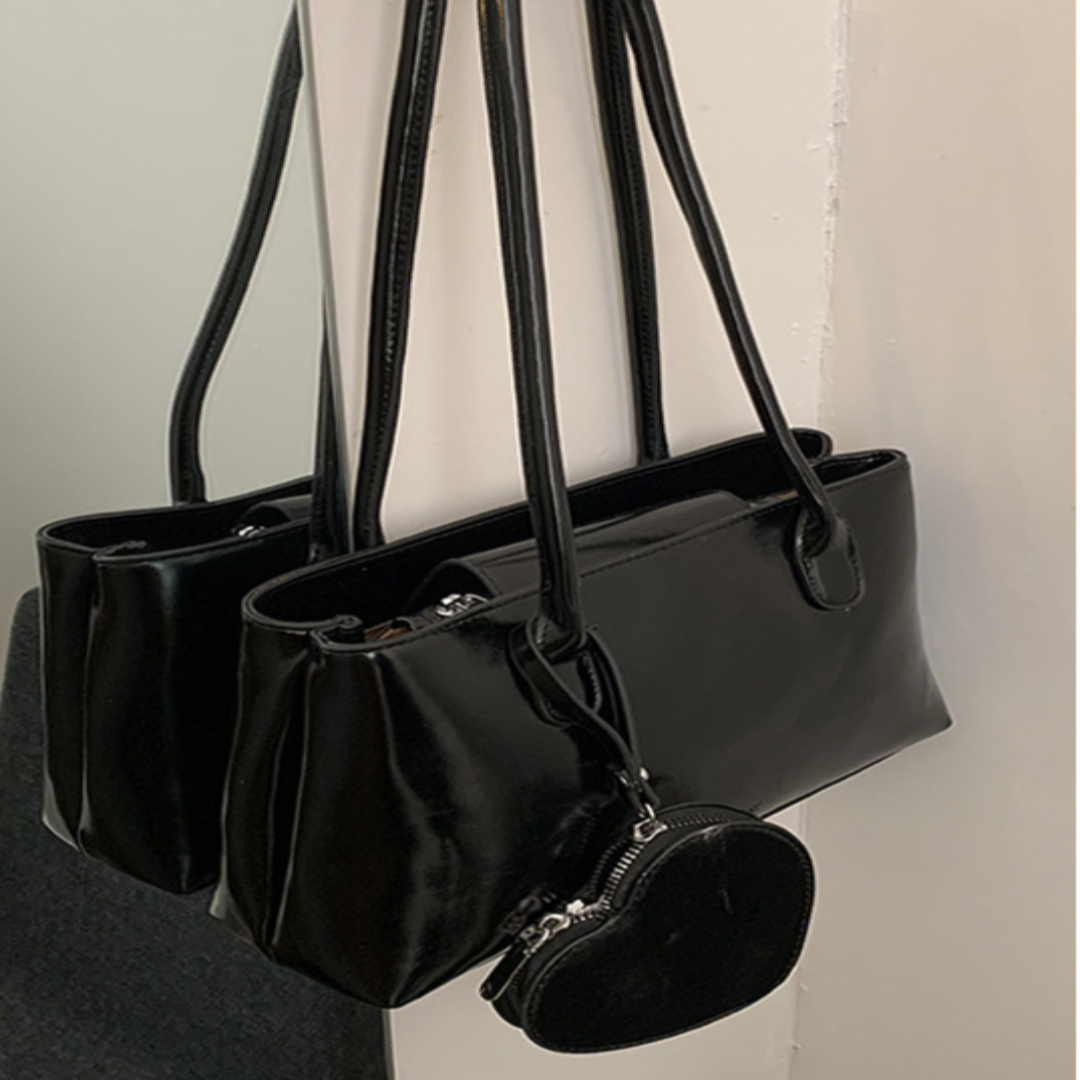 Damentasche mit Anhänger ⎜ Geräumige Schultertasche aus glänzendem Kunstleder mit Herz-Münzfach