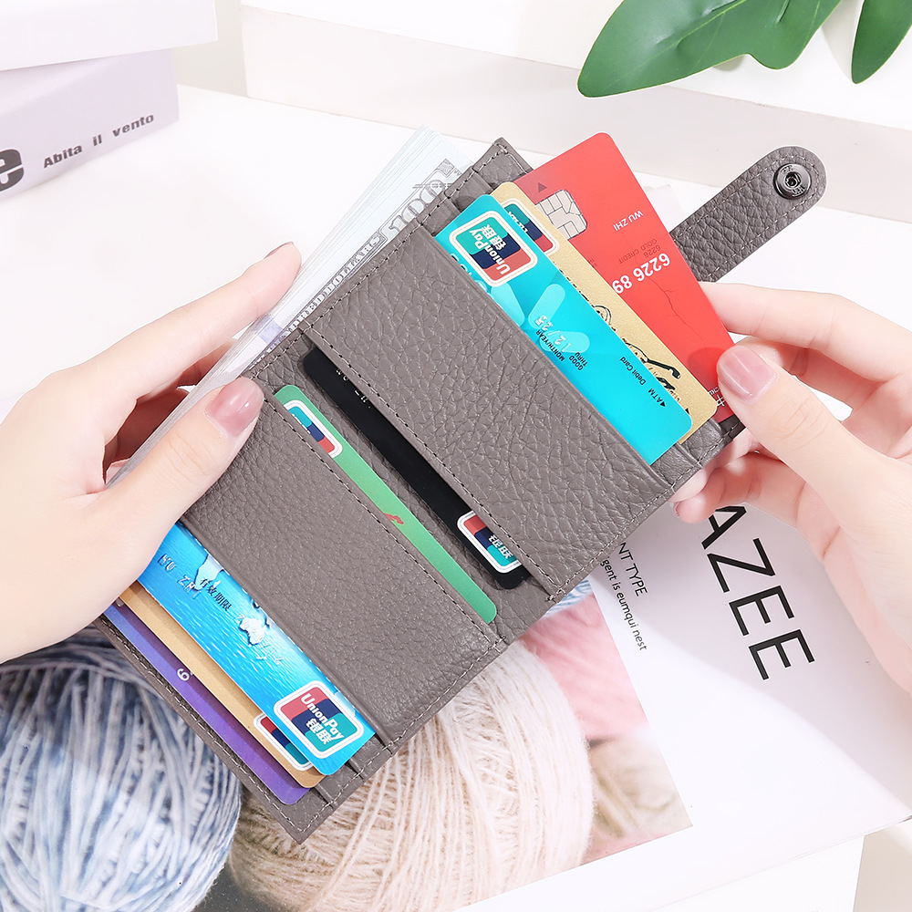 Damen Mini-Geldbörse aus Leder ⎜ Kompakte Brieftasche mit Druckknopf und praktischen Kartenfächern