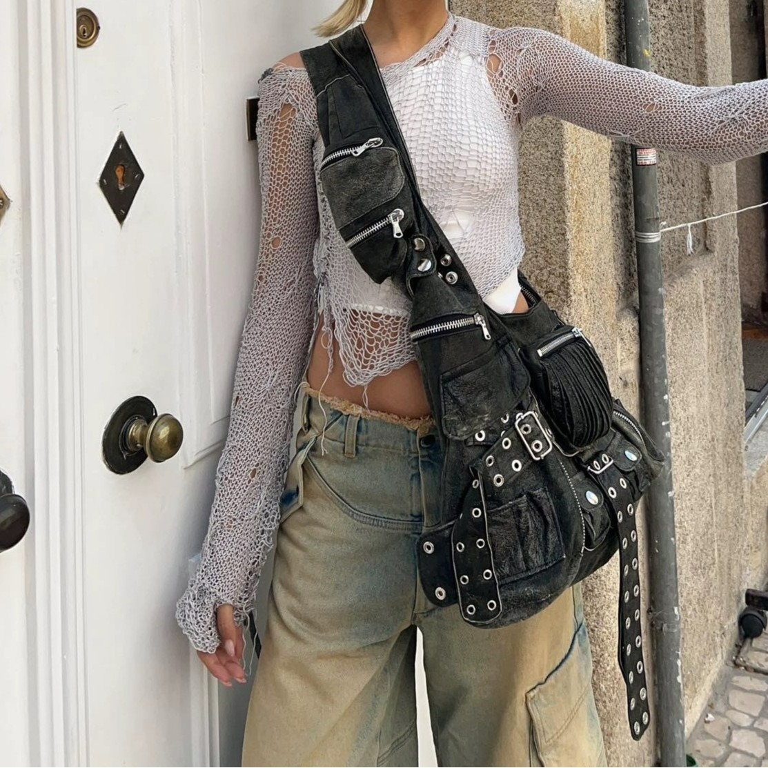 Schultertasche für Damen ⎜ Ausgefallene Umhängetasche im Biker-Stil mit Nieten, Knotenriemen und vielen Taschen