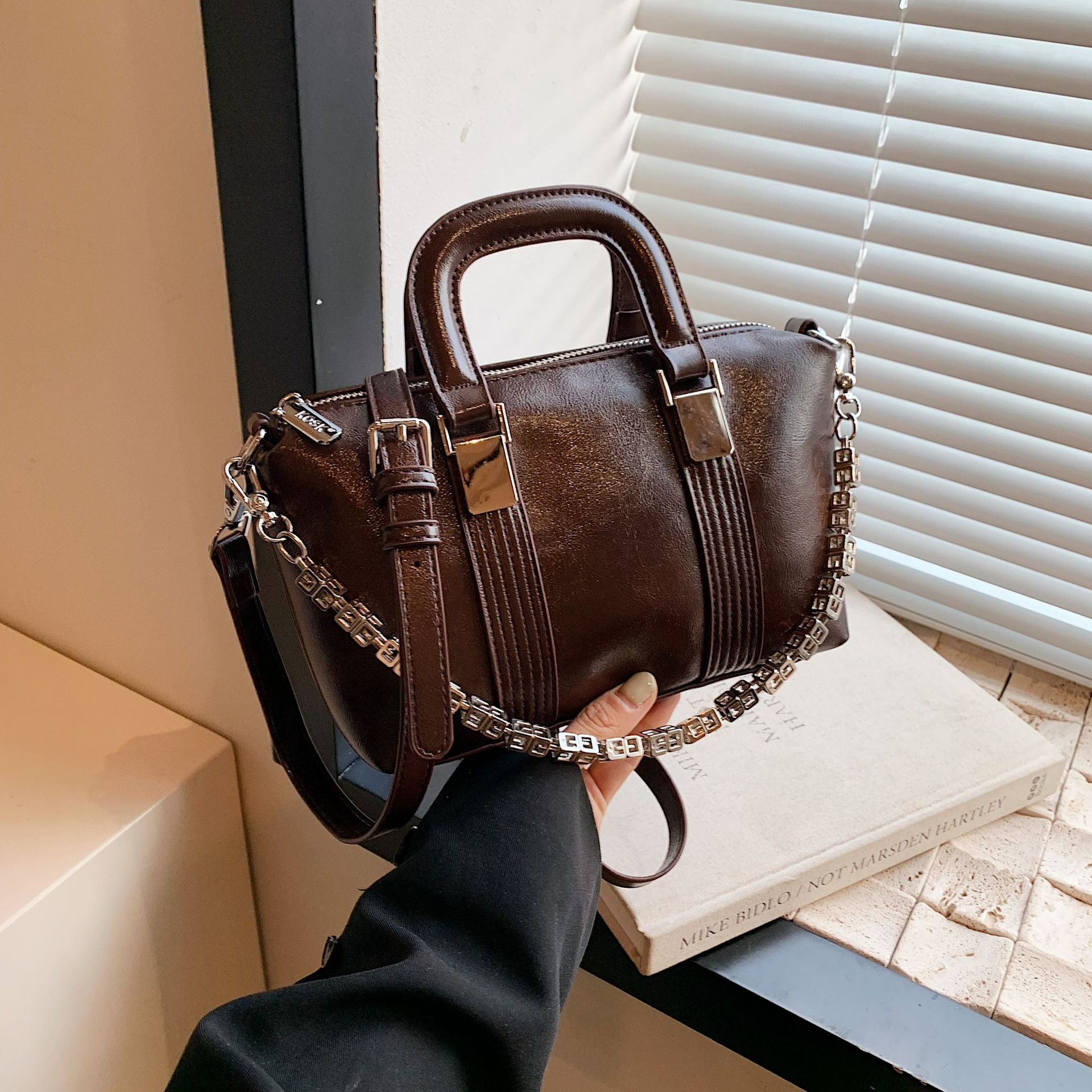 Damen Handtasche im Bowling-Stil ⎜ Retro Schultertasche mit Kettenriemen und eleganter Tragfunktion