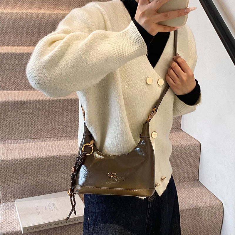 Umhängetasche für Damen ⎜ Modische Handtasche mit goldenen Akzenten und verstellbarem Trageriemen