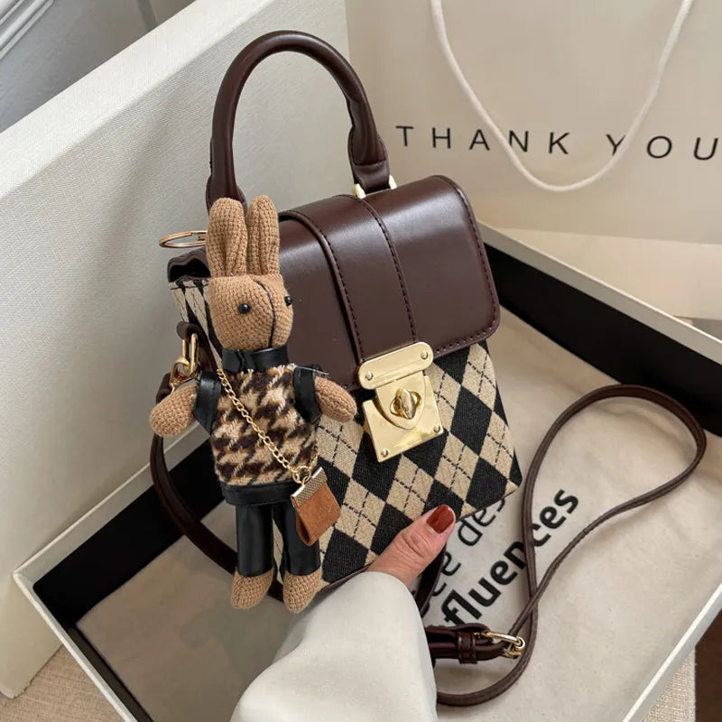 Umhängetasche für Damen ⎜ Kompakte Tasche mit Karomuster und Drehverschluss im eleganten Retro-Design
