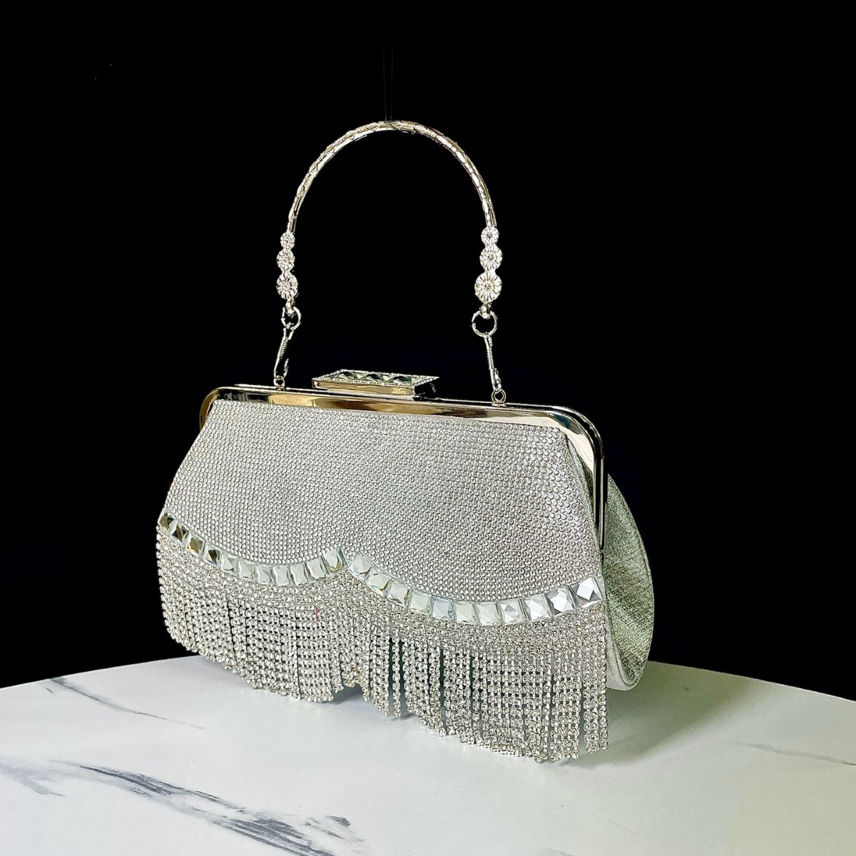 Elegante Clutch für Damen ⎜ Funkelnde Abendtasche mit Kettenfransen und glamourösem Design