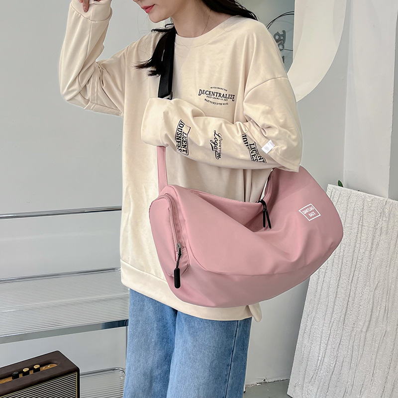 Sportliche Schultertasche für Damen ⎜ Leichte Umhängetasche aus Nylon mit viel Stauraum für Alltag und Reisen