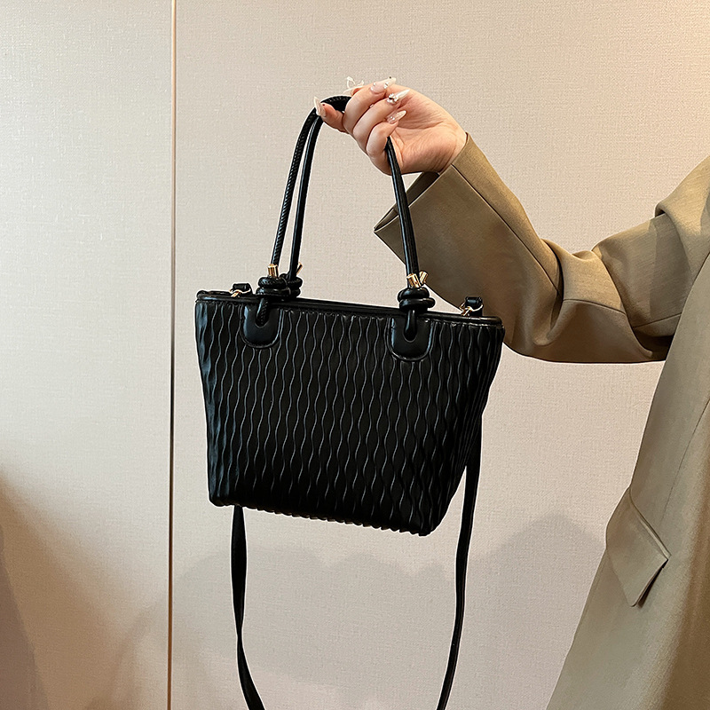 Schultertasche für Damen ⎜ Schlichte Umhängetasche mit strukturierter Oberfläche und doppeltem Henkel für Alltag und Büro