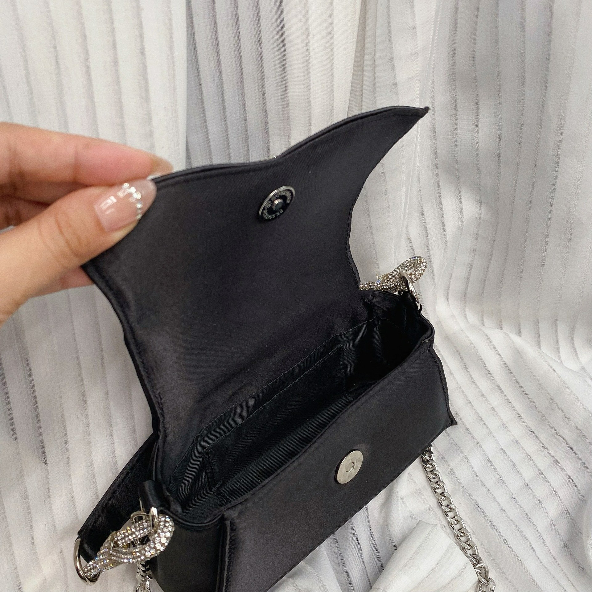 Abendtasche für Damen ⎜ Elegante Satin-Tasche mit Strassklappe und kurzem Tragegriff für festliche Anlässe