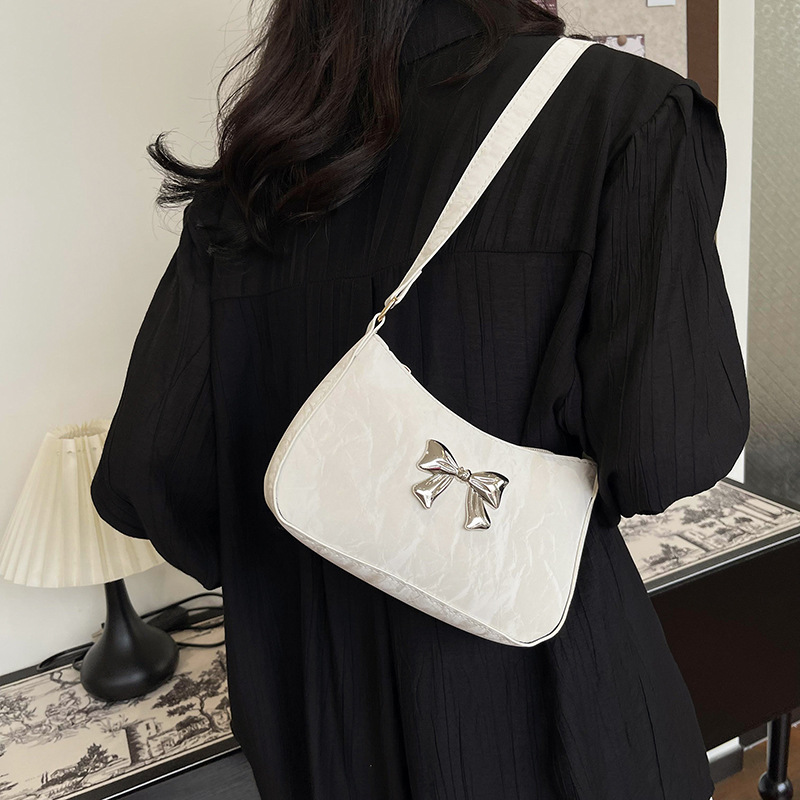 Umhängetasche für Damen ⎜ Modische Schultertasche mit Schleifendetail und Kettengliedern für Alltag und Ausgehen