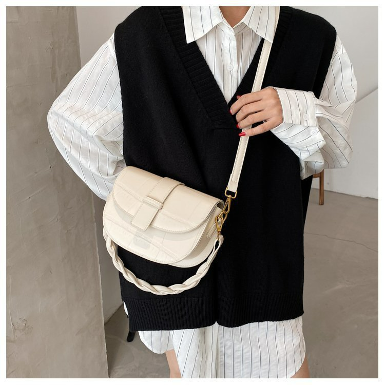 Damen Schultertasche mit Flechtgriff ⎜ Elegante Umhängetasche in Steinoptik mit praktischem Verschluss