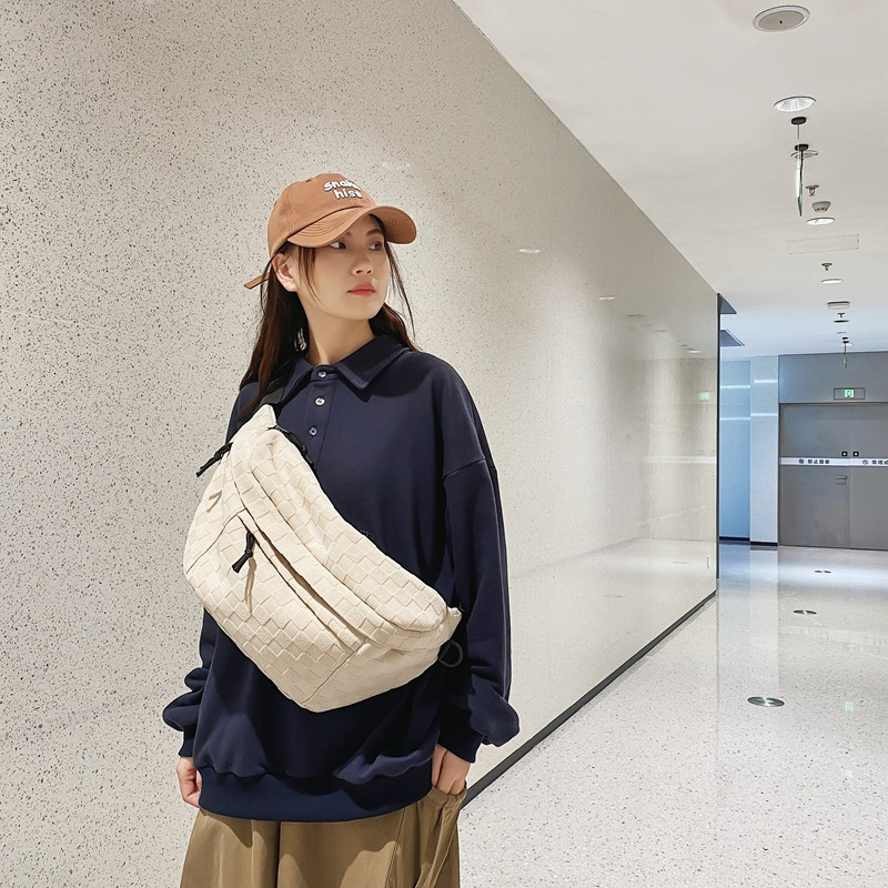 Brusttasche für Damen und Herren ⎜ Stylische Umhängetasche mit Karomuster und viel Stauraum für unterwegs