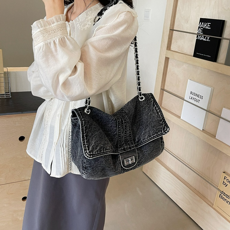 Shopper Tasche für Damen ⎜ Geräumige Umhängetasche aus Denim mit Kettengurt für Alltag und Freizeit