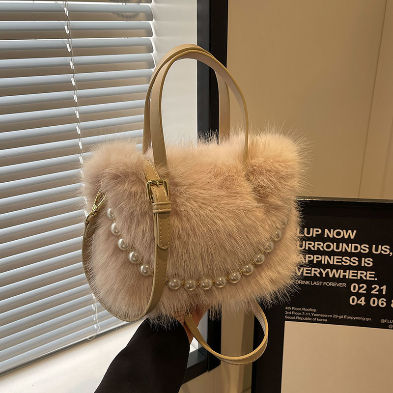 Umhängetasche für Damen ⎜ Flauschige Wintertasche mit Perlendekor und Tragegriff für Alltag und Events