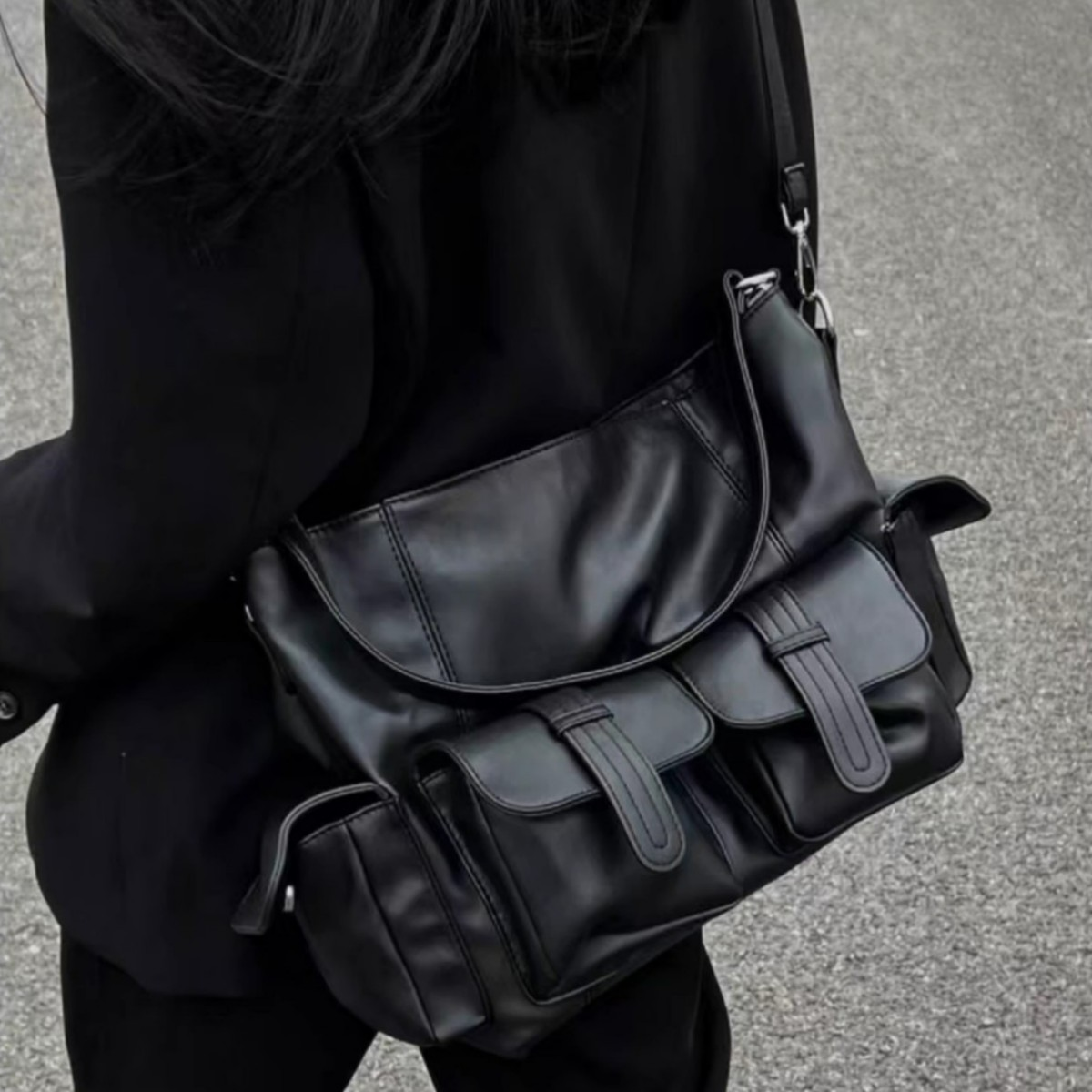 Schultertasche für Damen ⎜ Schlichte Umhängetasche in Dunkeloptik mit aufgesetzten Taschen und viel Stauraum für unterwegs
