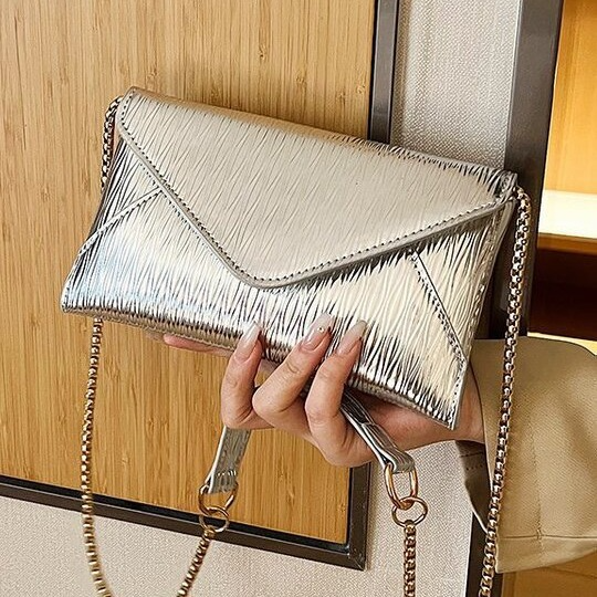 Umhängetasche für Damen ⎜ Glänzende Schultertasche mit Umschlagdesign und großem Stauraum