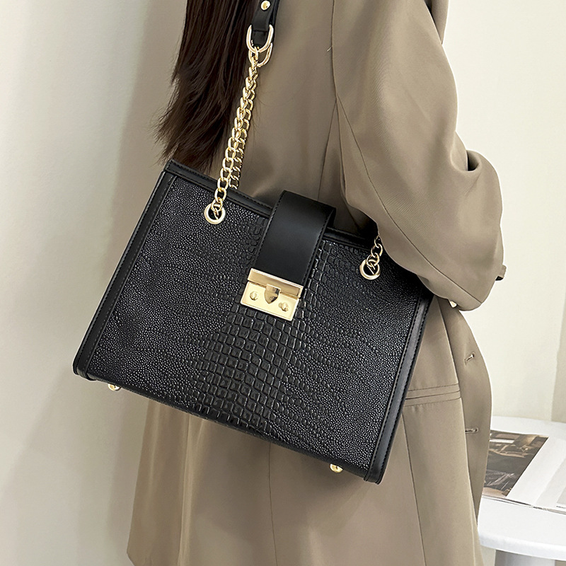 Schultertasche für Damen ⎜ Stilvolle Alltagstasche mit Krokoprägung und goldener Kette für Büro und Freizeit