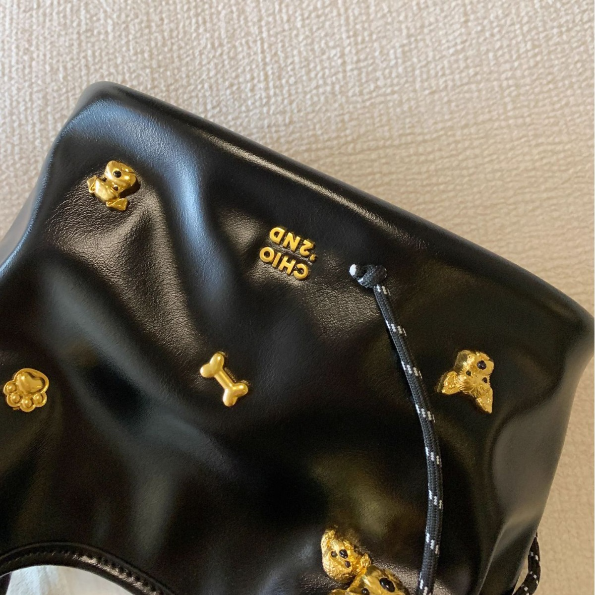 Damen Handtasche mit Hunde-Details ⎜ Verspielte Schultertasche mit Tragegriff für Alltag und Freizeit