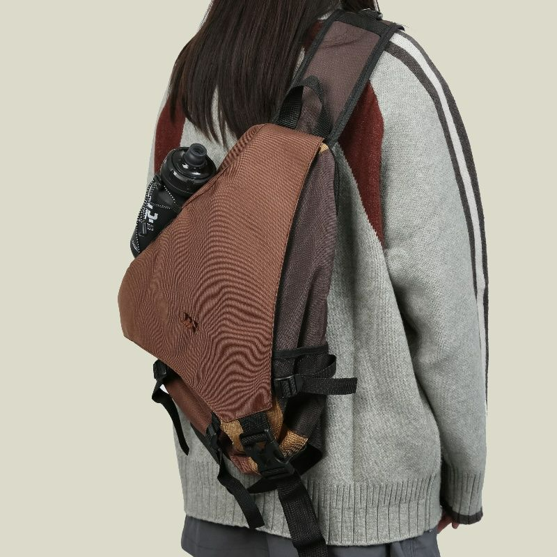 Crossbody Rucksack für Outdoor-Aktivitäten ⎜ Wasserdichte Schultertasche im Retro-Stil mit Viel Stauraum und Flaschenhalter