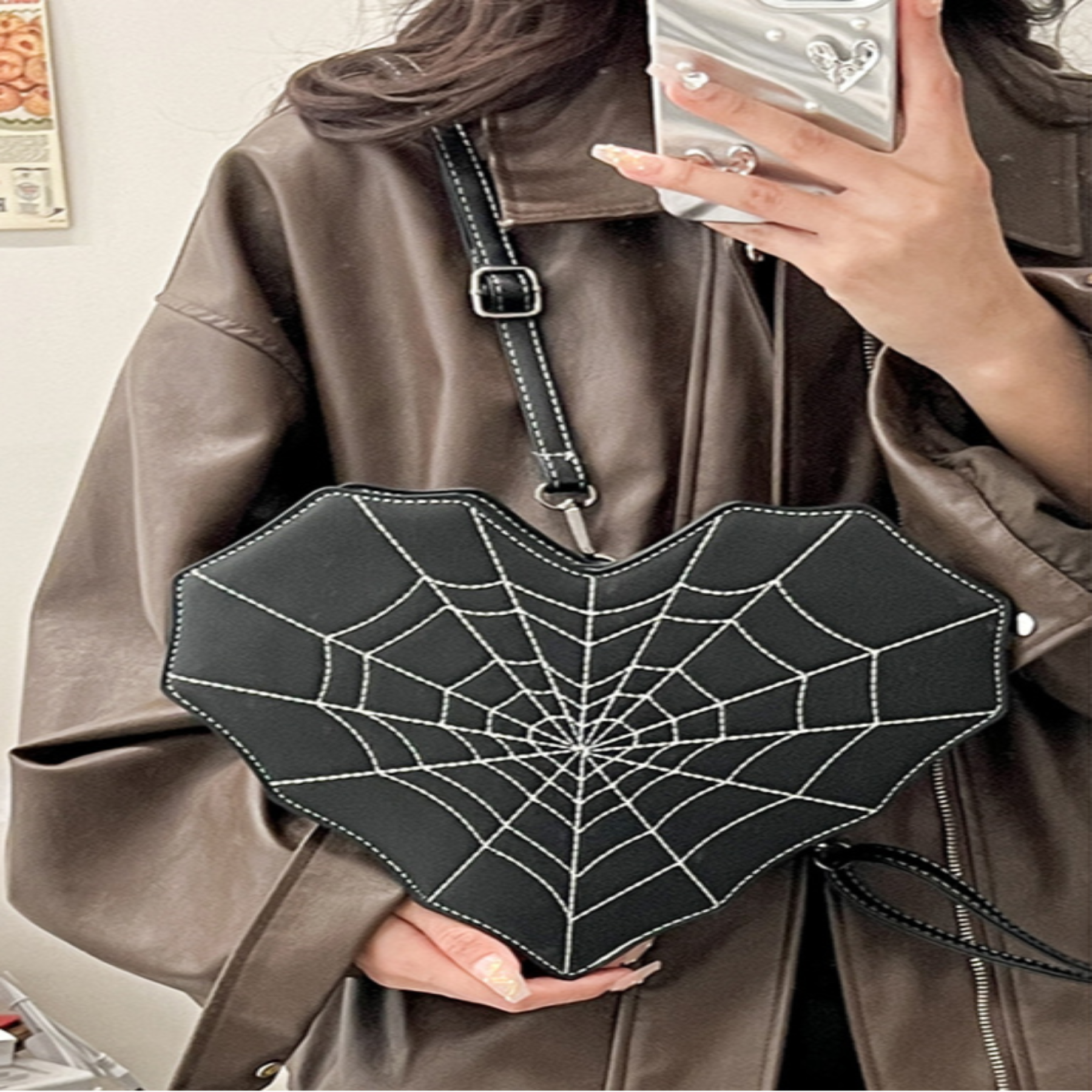 Umhängetasche für Damen ⎜ Herzförmige Crossbody-Tasche mit Spinnennetz-Design für individuelle Styles
