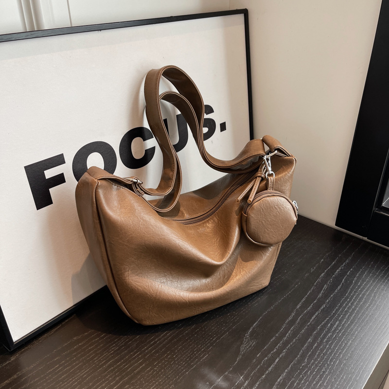 Schultertasche mit Viel Stauraum ⎜ Elegante Damenhandtasche im Dumpling-Stil mit Breitem Riemen und Minietui