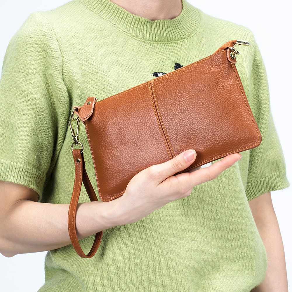 Clutch Tasche für Damen ⎜ Schlichte Umhängetasche aus Leder mit abnehmbarem Riemen für Alltag und Abend