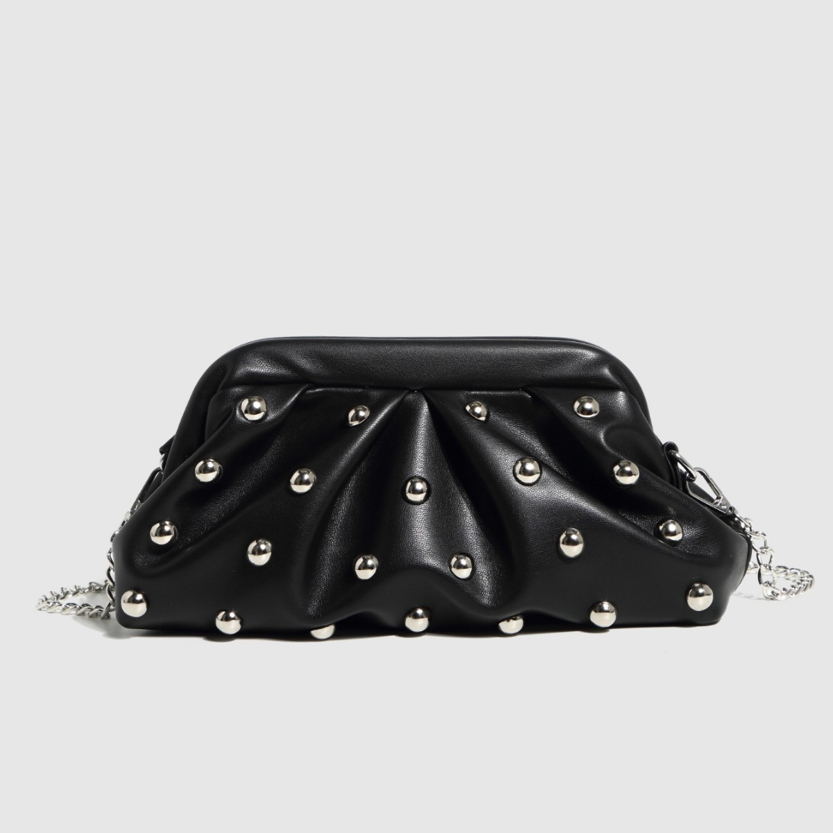 Umhängetasche für Damen ⎜ Gefaltete Handtasche mit Kettenriemen und Nieten für stylische Alltagslooks