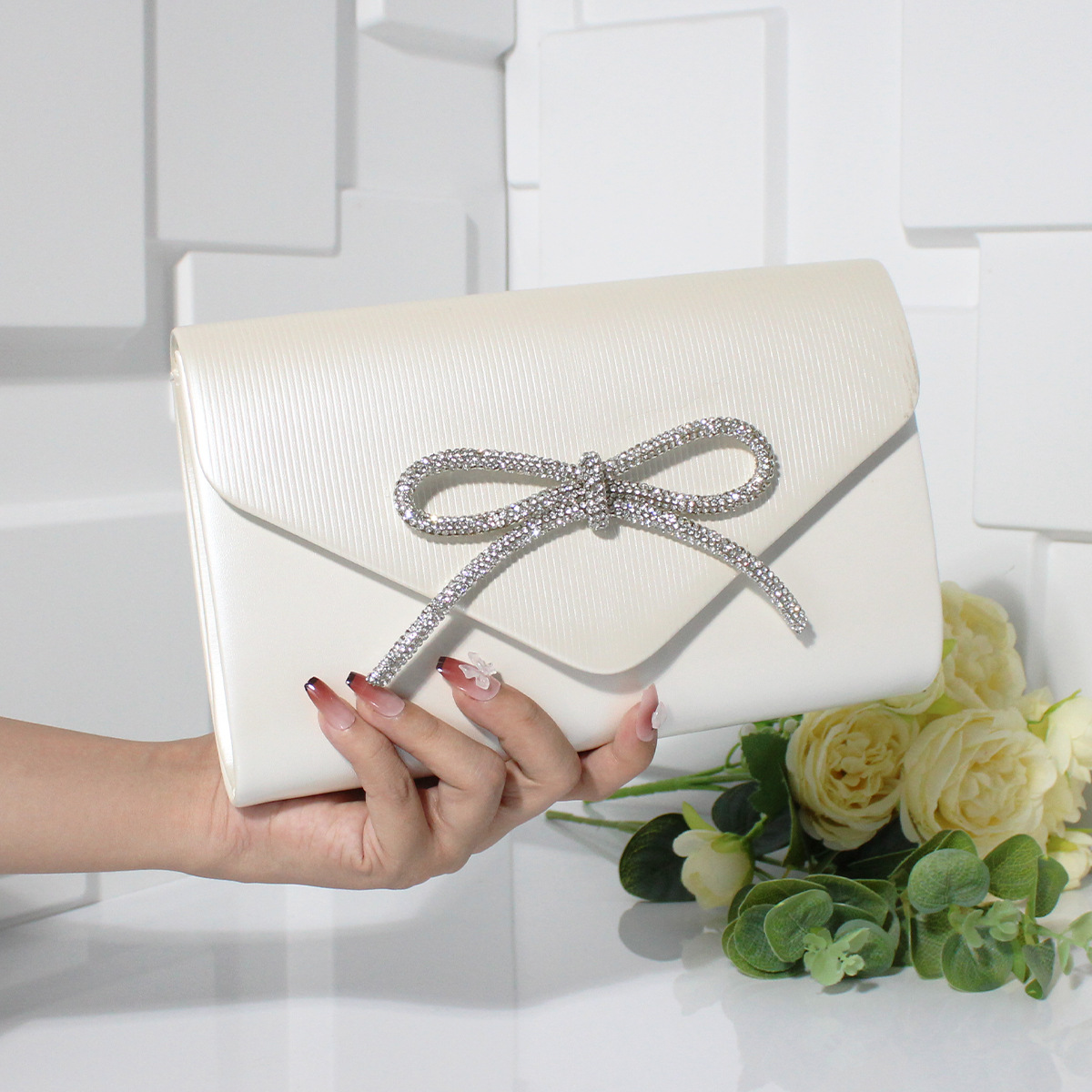 Abend-Clutch mit Schleifen-Design ⎜ Elegante Tasche mit Glitzerakzenten für festliche Anlässe