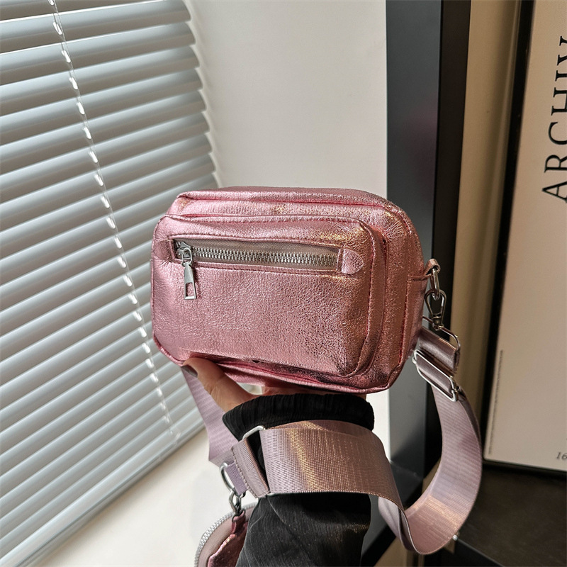 Umhängetasche für Damen ⎜ Kompakte Schultertasche mit breitem Trageriemen für Alltag, Büro und Freizeitlooks