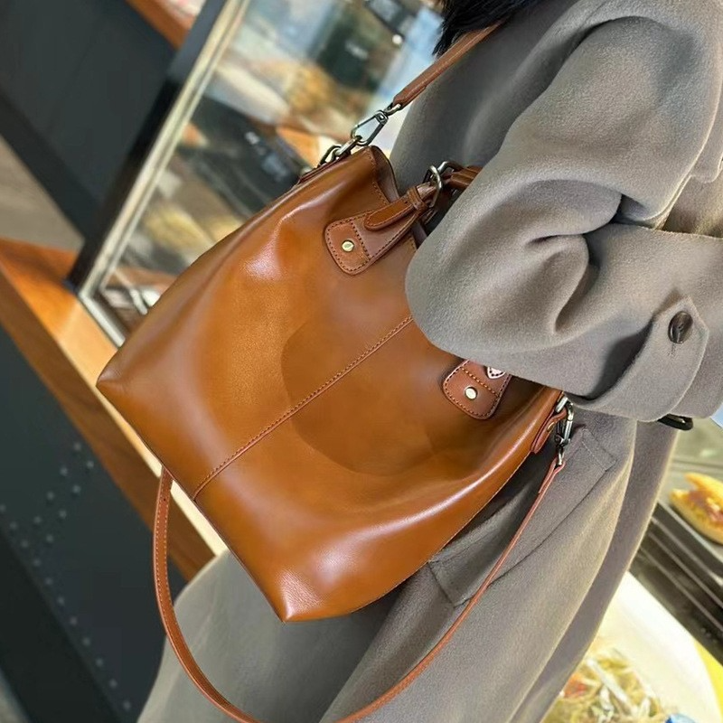 Damen Handtasche aus weichem Leder ⎜ Geräumige Schultertasche mit kurzem Griff für Alltag und Büro