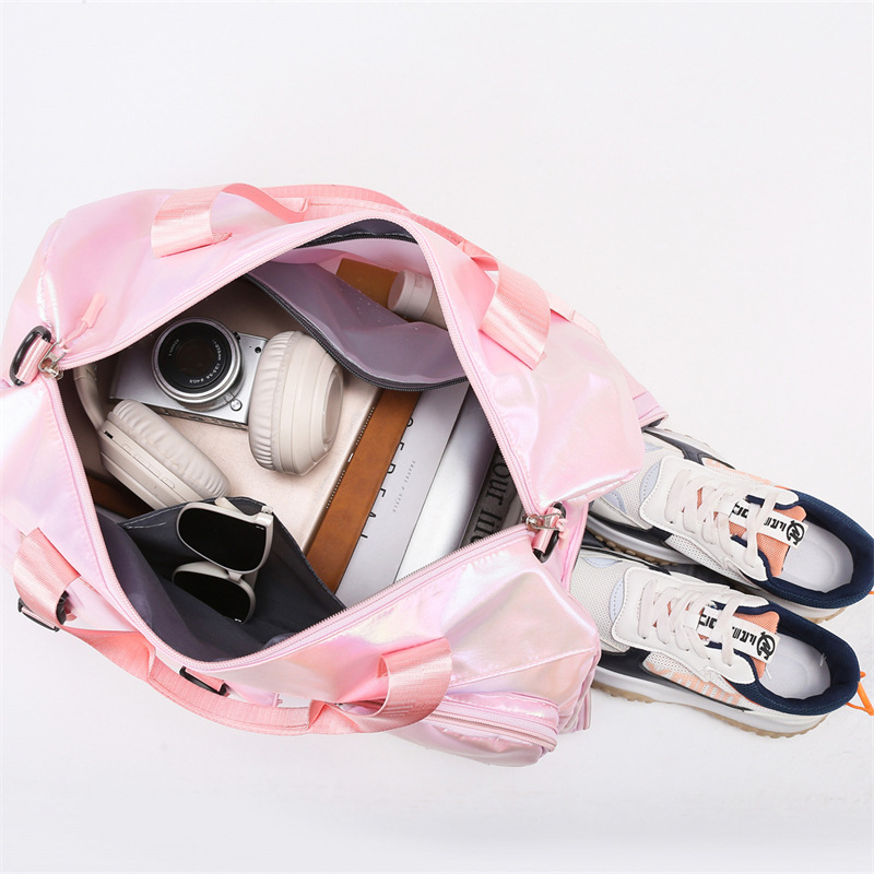 Sporttasche im Metallic-Look ⎜ Große Reisetasche mit viel Stauraum und praktischen Tragegriffen