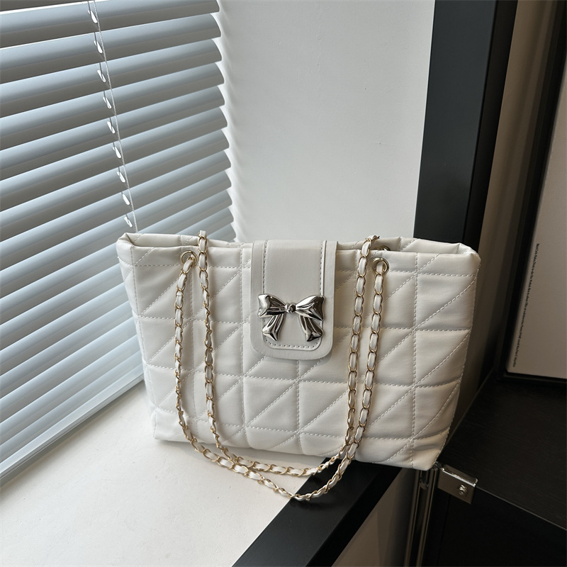 Shopper Tasche für Damen ⎜ Gepolsterte Umhängetasche mit Kettengurt und großer Schleife für stilvolle Outfits