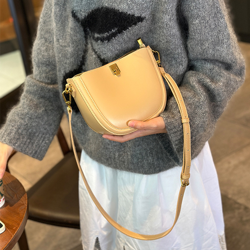 Damen Umhängetasche aus Leder ⎜ Schlichte Schultertasche mit Verstellbarem Riemen und Kompaktem Design