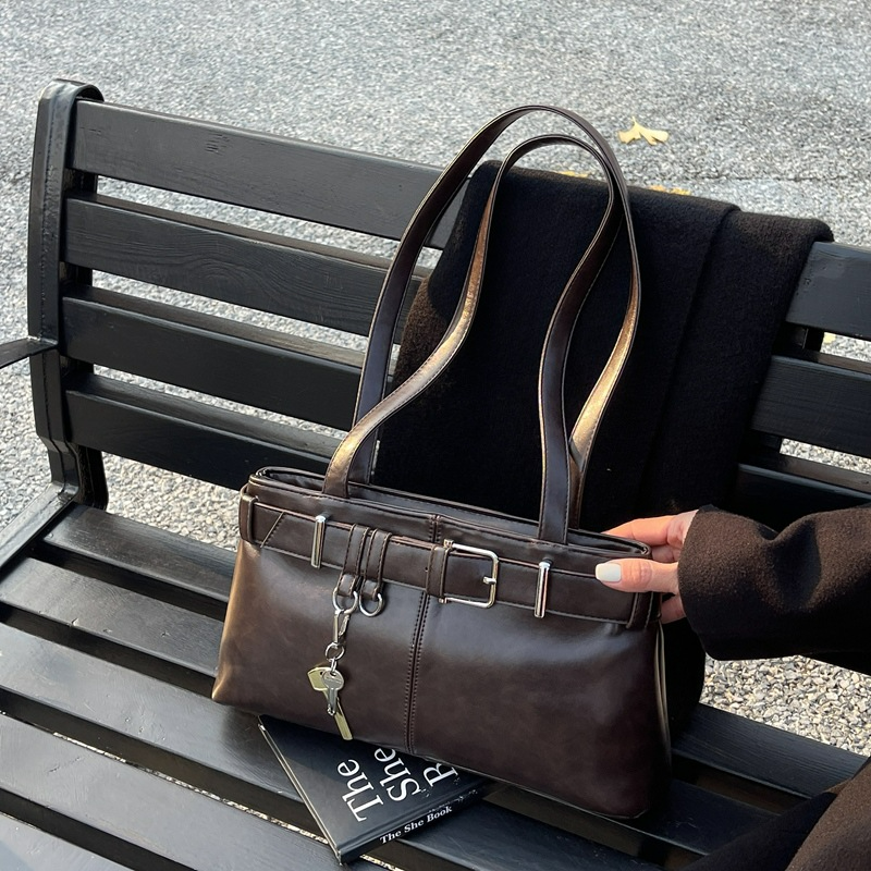 Damen Handtasche im Retro-Stil ⎜ Elegante Schultertasche mit Riemendetail und Schlüsselanhänger für Büro und Alltag
