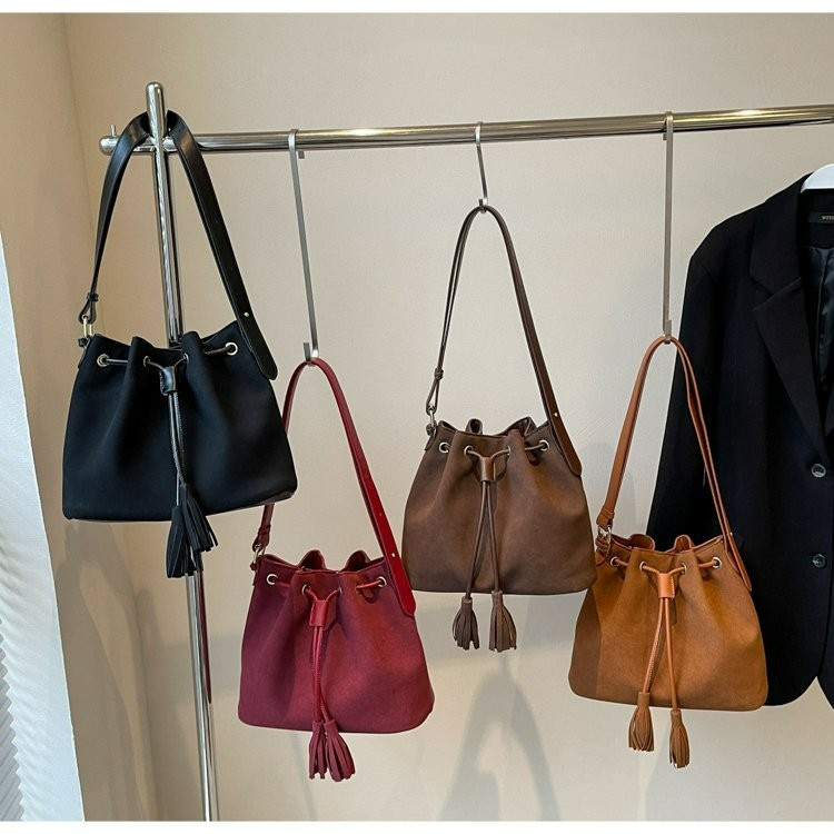 Beuteltasche für Damen ⎜ Modische Umhängetasche aus Wildlederimitat mit Kordelzug und Quasten für den Alltag