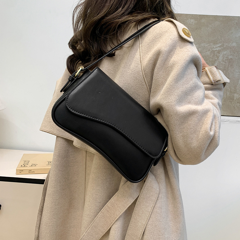 Umhängetasche für Damen ⎜ Schlichte Kunstledertasche mit Magnetverschluss und verstellbarem Riemen