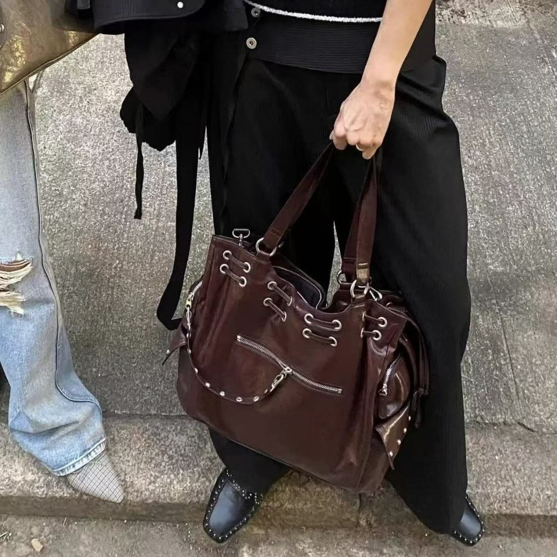 Große Damen Umhängetasche mit Nieten ⎜ Viel Stauraum und seitliche Zierdetails für stilvollen Alltagslook
